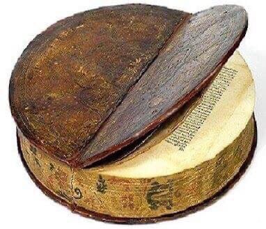 Hablando de maquetación. En la imagen "Codex Rotundus" un libro circular de 9 cm de diámetro y 266 páginas. De finales del siglo XV. Brujas. Con temática devocional en latín y francés. Una joya.