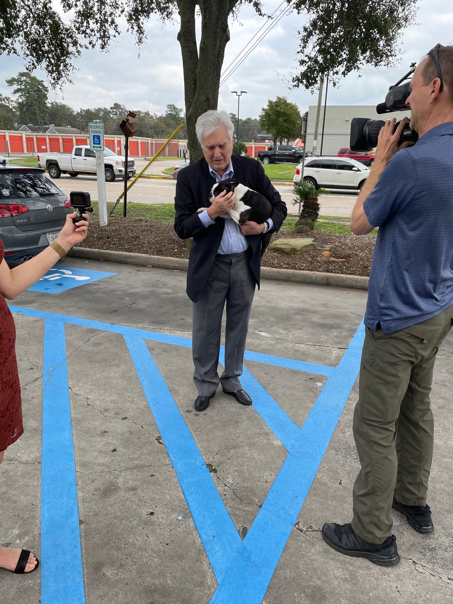 HCSO_SEBFOD's tweet photo. Proactive Auto Theft Unit investigated a theft of a dog from a car that happened on Christmas Day. A vigorous investigation led to the location and recovery of the dog. The dog was reunited with the owner, who shed tears of joy.  This is community service at its best. https://t.co/Uz3HWTeQTt