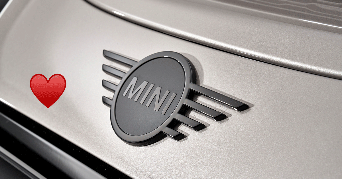 MINImexico's tweet photo. Viernes de decisiones ¿Cuál emblema te gusta más? 🧐 #TeamMate #TeamCromo
#MINIDetalles https://t.co/QzL9j1YlIC