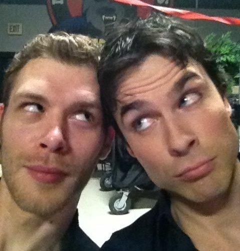 the_vampirexz's tweet photo. Klaus e Damon vendo os vilões de Legacies https://t.co/Dc820Q38ZS