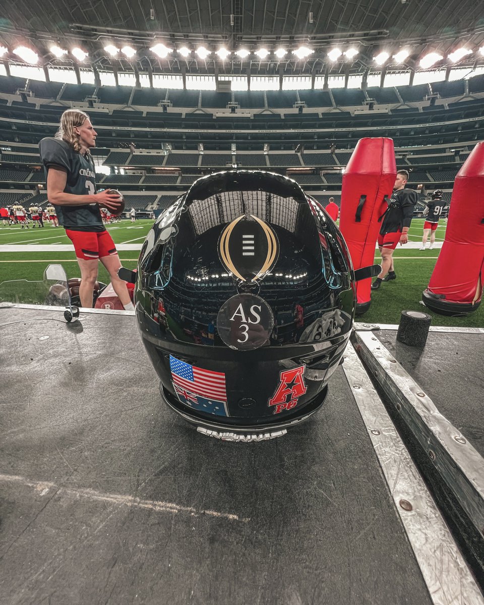 GoBEARCATS's tweet image. #Bearcats x #CFBPlayoff