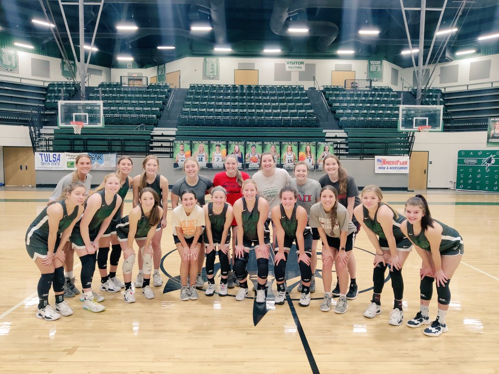 Always a great day when former players come back to get up and down the floor with your current team. 🏀💚♥️ #brickbybrick #hasbeensandnewbies #coachhensgirls