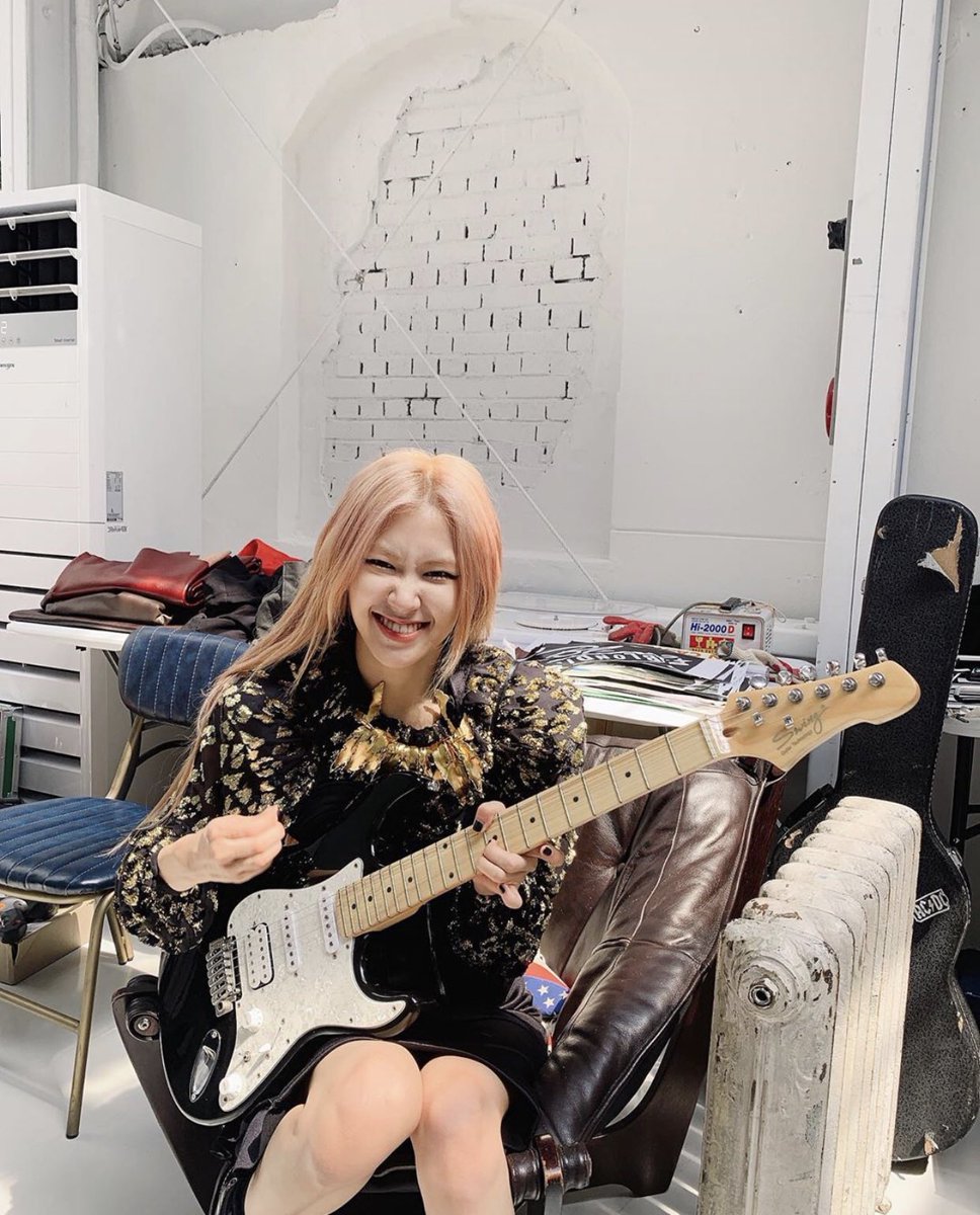 rosie_pss's tweet photo. เธอคนโปรด กับเครื่องดนตรีเครื่องโปรด☺️💝
#ROSÉ #로제 @BLACKPINK https://t.co/ECwbqUBSy5