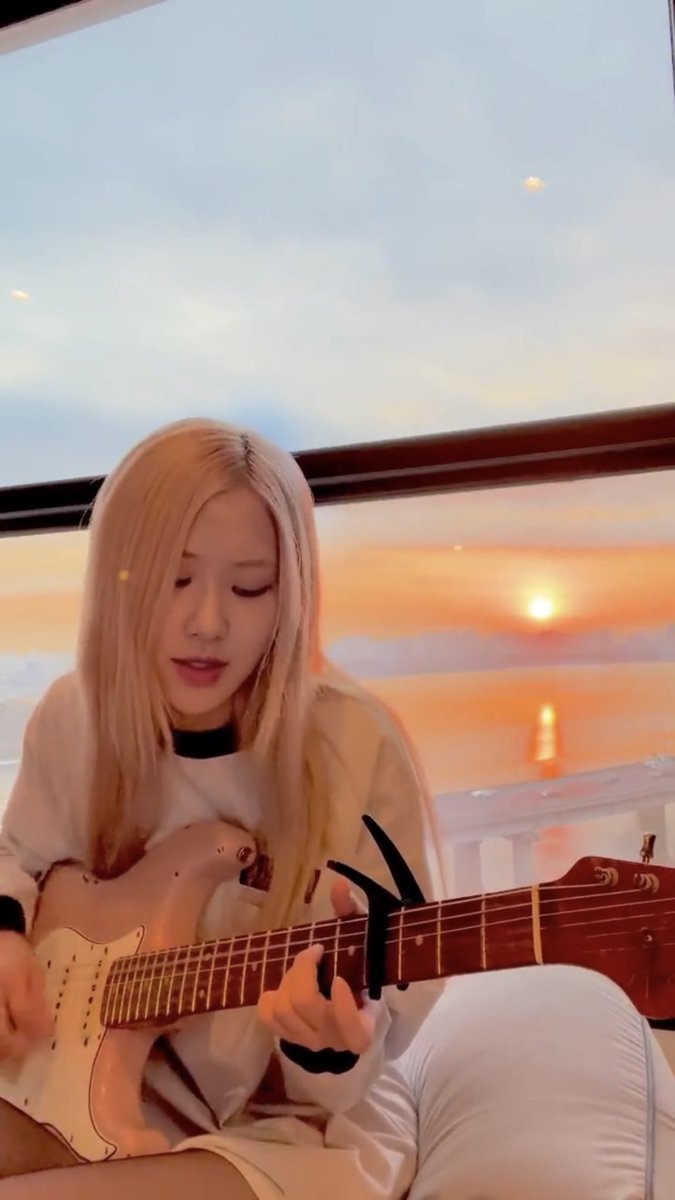 rosie_pss's tweet photo. เธอคนโปรด กับเครื่องดนตรีเครื่องโปรด☺️💝
#ROSÉ #로제 @BLACKPINK https://t.co/ECwbqUBSy5