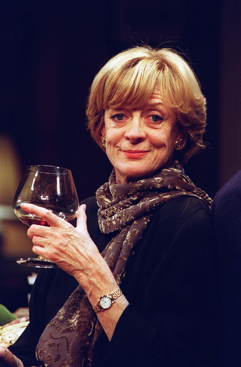 Hogwartssite's tweet photo. Hoy cumple 87 años Maggie Smith. Luchó contra el cáncer mientras rodaba la octava película de Harry Potter porque no quería decepcionar a los fans. Ganadora de 2 Oscar, 3 Globos de Oro, 5 BAFTA, 4 Emmy, 2 SAG y un Tony entre otros premios y honores. Gracias por tanto. https://t.co/0JbtQen4XR