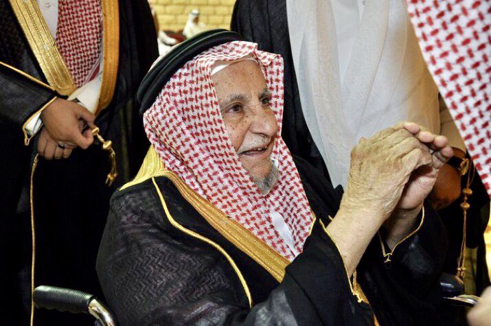 thekrayat_m's tweet photo. الشيخ عبدالرحمن بن محمد الحمدّي (١٣٥٤-١٤٣٦هـ) تولى منصب عمدة #معكال بعد وفاة ابيه،خدم كعمدة منذ عام ١٣٩٨هـ ولمدة ٢٥عاماً.
من أبناءه أ.د ناصرالحمدّي عميدكلية العمارةوالتخطيط رحمه الله والمهندس المستشارحمد الحمدّي مدير عام بأمانة منطقة الرياض حفظه الله
#ذكريات_حي_المعيقلية #الرياض https://t.co/MySKUpMySm