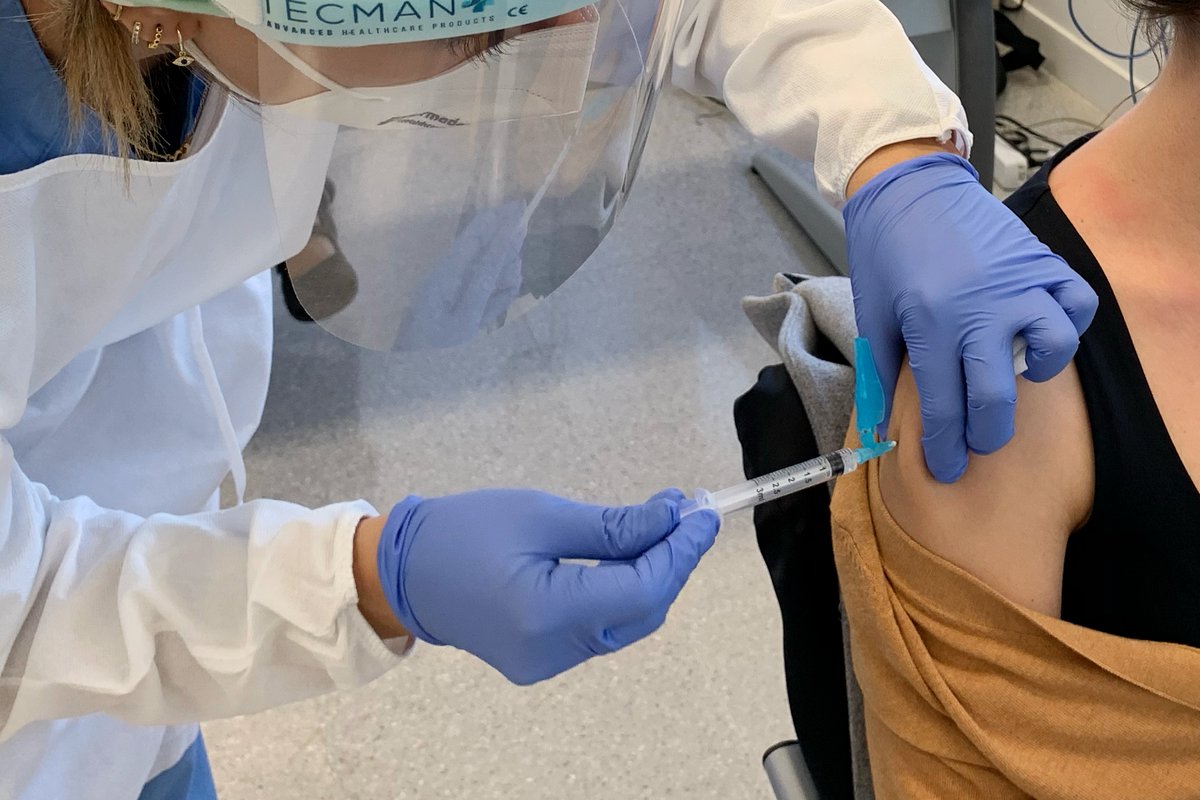 Des d'avui, dia 27/12, el punt de vaccinació d’adults del CS Dalt Sant Joan de Maó es trasllada a l’Hospital Mateu Orfila. El canvi permet:
⬆️Passar de 6 a 12 hores de vaccinació al dia.
⬆️Augmentar 1 línia de vaccinació (de 2 a 3).
⬆️Administrar un 156% més de dosis/dia (564).