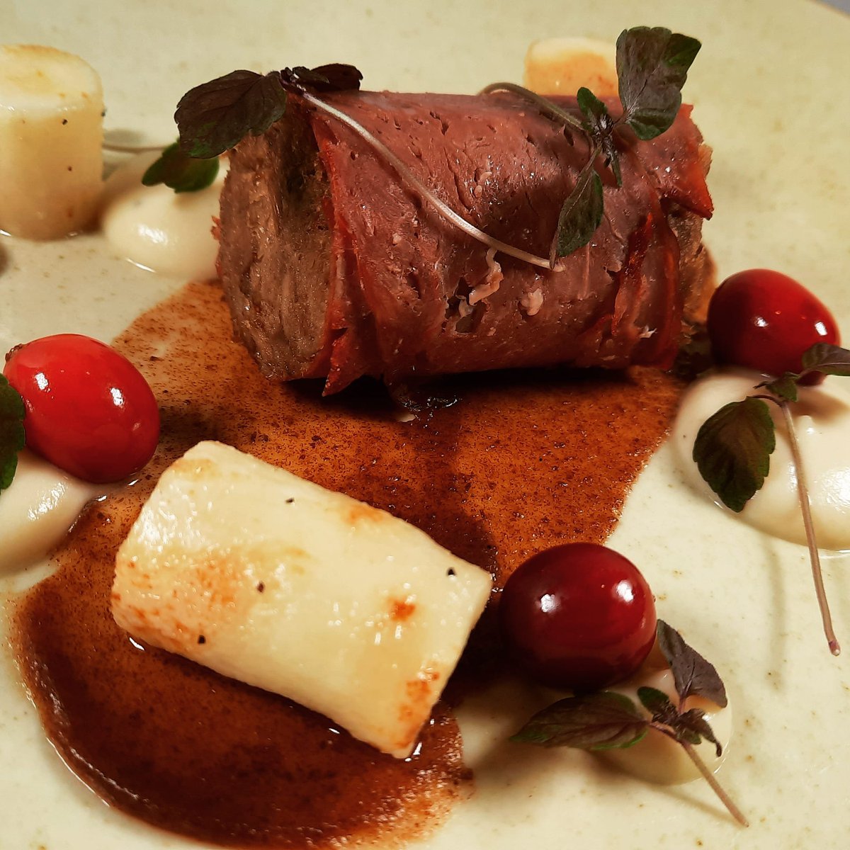 RedLionPenderyn's tweet photo. confit duck | cured breast of duck | celeriac | fermented cranberries | dates
#starter #gastropub #decembermenu #duck https://t.co/awa12DDpGG