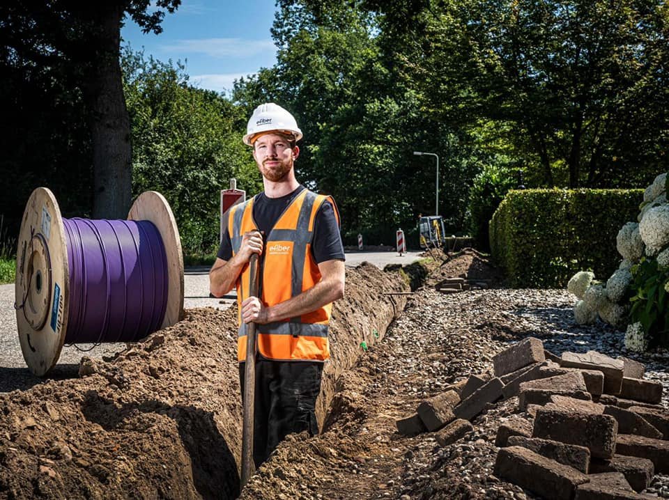 Mooi resultaat voor inwoners en ondernemers van <a href="/gem_gorinchem/">Gemeente Gorinchem</a>.  We zijn er trots op dat het gelukt is. Heel Gorkum kleurt <a href="/E_FIBER/">E-Fiber, iedereen glasvezel</a>  Paars. Jaren van pushen en op de agenda houden <a href="/GOGL0183/">Gorkum Op Glasvezel</a>. Wethouder <a href="/JoostvdGeest/">Joost van der Geest</a> hartelijk bedankt   🎉