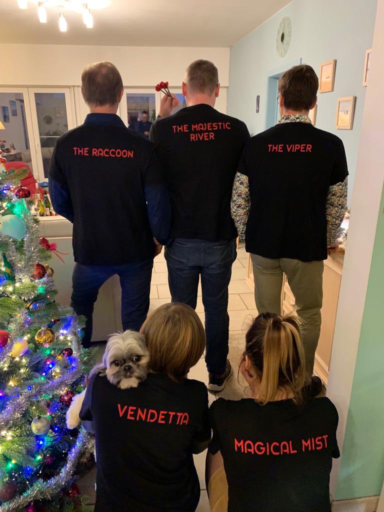 anke_marien's tweet photo. Familie en kerst. Daar hoort een darts tornooi bij met darts namen. #vtm2 @DecathlonBEL @KimHuybrechts https://t.co/Q4pKhDz4Aw