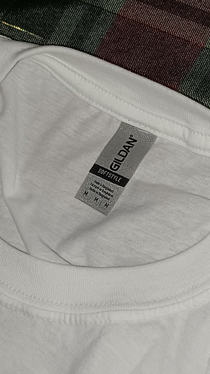 DenysTremblay's tweet photo. Why are @GildanOnline "SoftStyle" tshirts equipped with the roughest, stiffest, sharpest-edged tags available in the history of textiles? ...Snip! https://t.co/d1yN5oUjd0