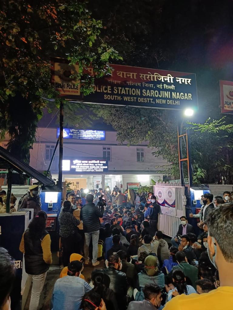 drasmalhi's tweet photo. CURRENT SITUATION
2500 of resident doctors detained by @DelhiPolice outside sarojini nagar police station for requesting 
#ExpediteNEETPGCounselling2021
#InjusticetoDoctors @aajtak
नहीं किसी से भीख मांगते,हम हमारा हक़ मांगते l
@rashtrapatibhvn
@PMOIndia 
@MoHFW_INDIA @FordaIndia https://t.co/E5UEC2Yjio
