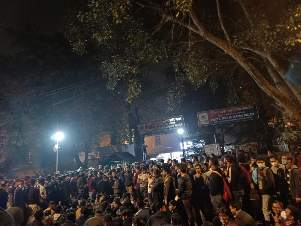 drasmalhi's tweet photo. CURRENT SITUATION
2500 of resident doctors detained by @DelhiPolice outside sarojini nagar police station for requesting 
#ExpediteNEETPGCounselling2021
#InjusticetoDoctors @aajtak
नहीं किसी से भीख मांगते,हम हमारा हक़ मांगते l
@rashtrapatibhvn
@PMOIndia 
@MoHFW_INDIA @FordaIndia https://t.co/E5UEC2Yjio
