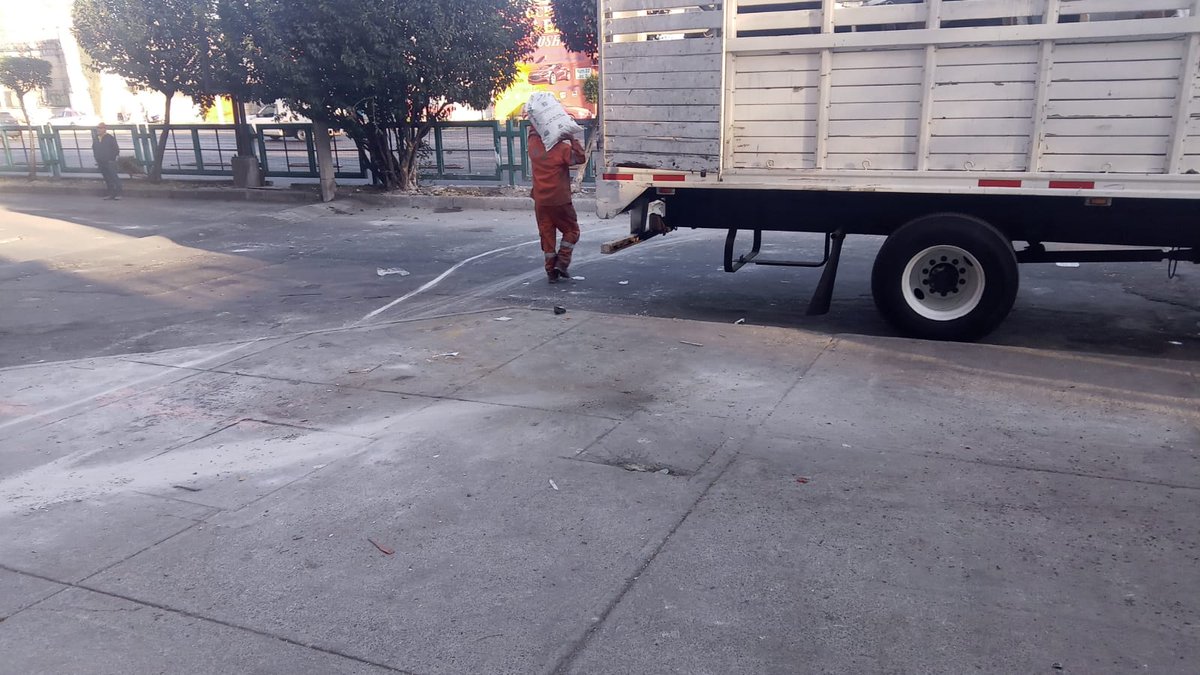 AlcCuauhtemocMx's tweet photo. Brindar una ciudad con calles🏘️ agradables y transitables es nuestro compromiso👍, por ello realizamos recolección de #triques y #neumáticos en la colonia #Doctores y en la #UnidadHabitacionalTlatelolco 
Evitemos #TiraderosClandestinos, #CuauhtémocEsTuCasa🏠 https://t.co/PkyhDGdNEH