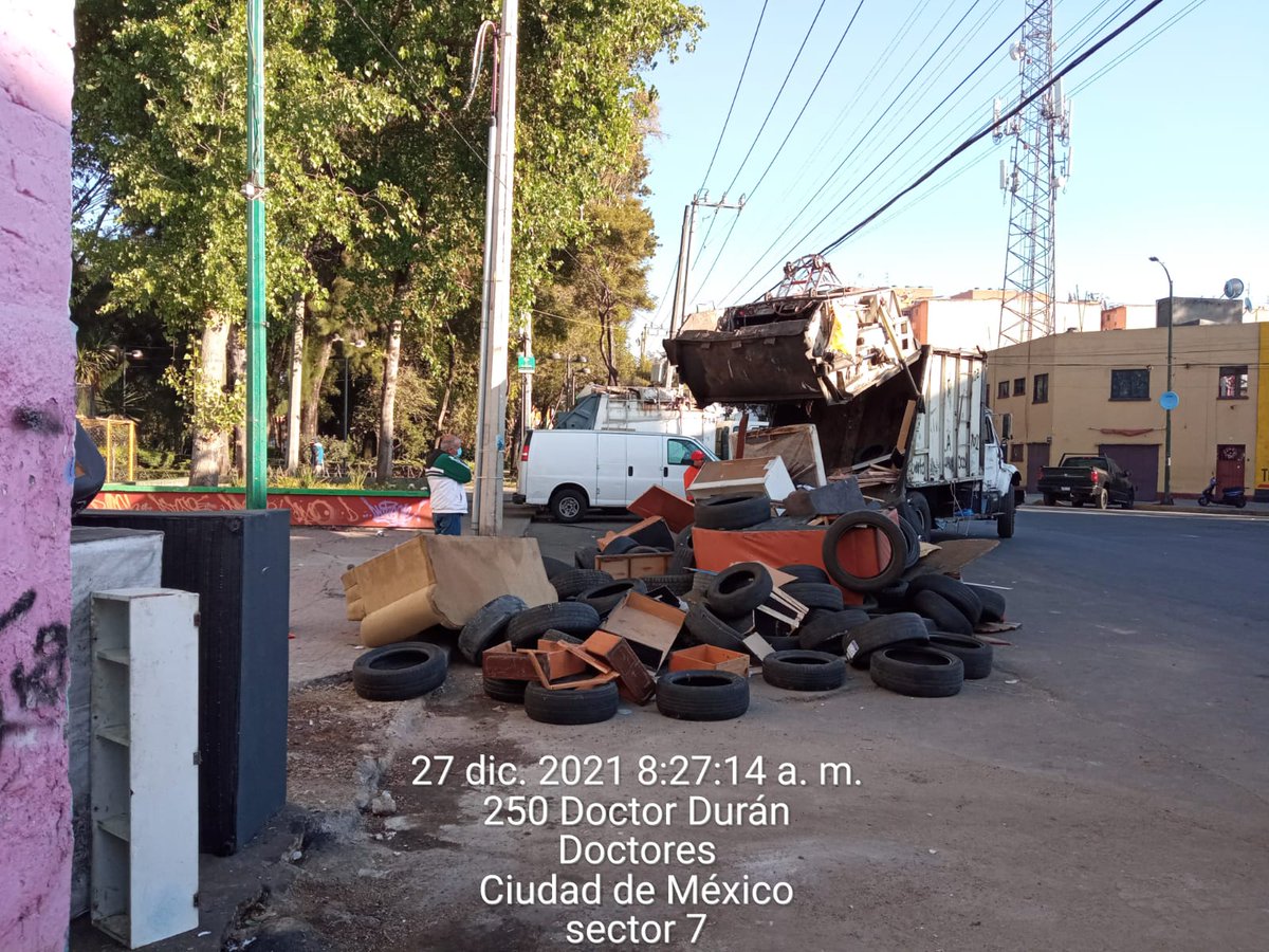 AlcCuauhtemocMx's tweet photo. Brindar una ciudad con calles🏘️ agradables y transitables es nuestro compromiso👍, por ello realizamos recolección de #triques y #neumáticos en la colonia #Doctores y en la #UnidadHabitacionalTlatelolco 
Evitemos #TiraderosClandestinos, #CuauhtémocEsTuCasa🏠 https://t.co/PkyhDGdNEH