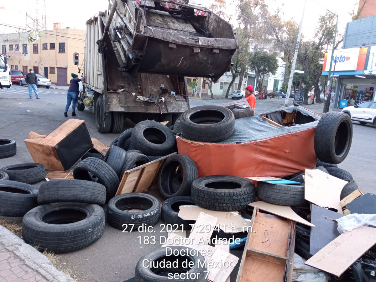 AlcCuauhtemocMx's tweet photo. Brindar una ciudad con calles🏘️ agradables y transitables es nuestro compromiso👍, por ello realizamos recolección de #triques y #neumáticos en la colonia #Doctores y en la #UnidadHabitacionalTlatelolco 
Evitemos #TiraderosClandestinos, #CuauhtémocEsTuCasa🏠 https://t.co/PkyhDGdNEH