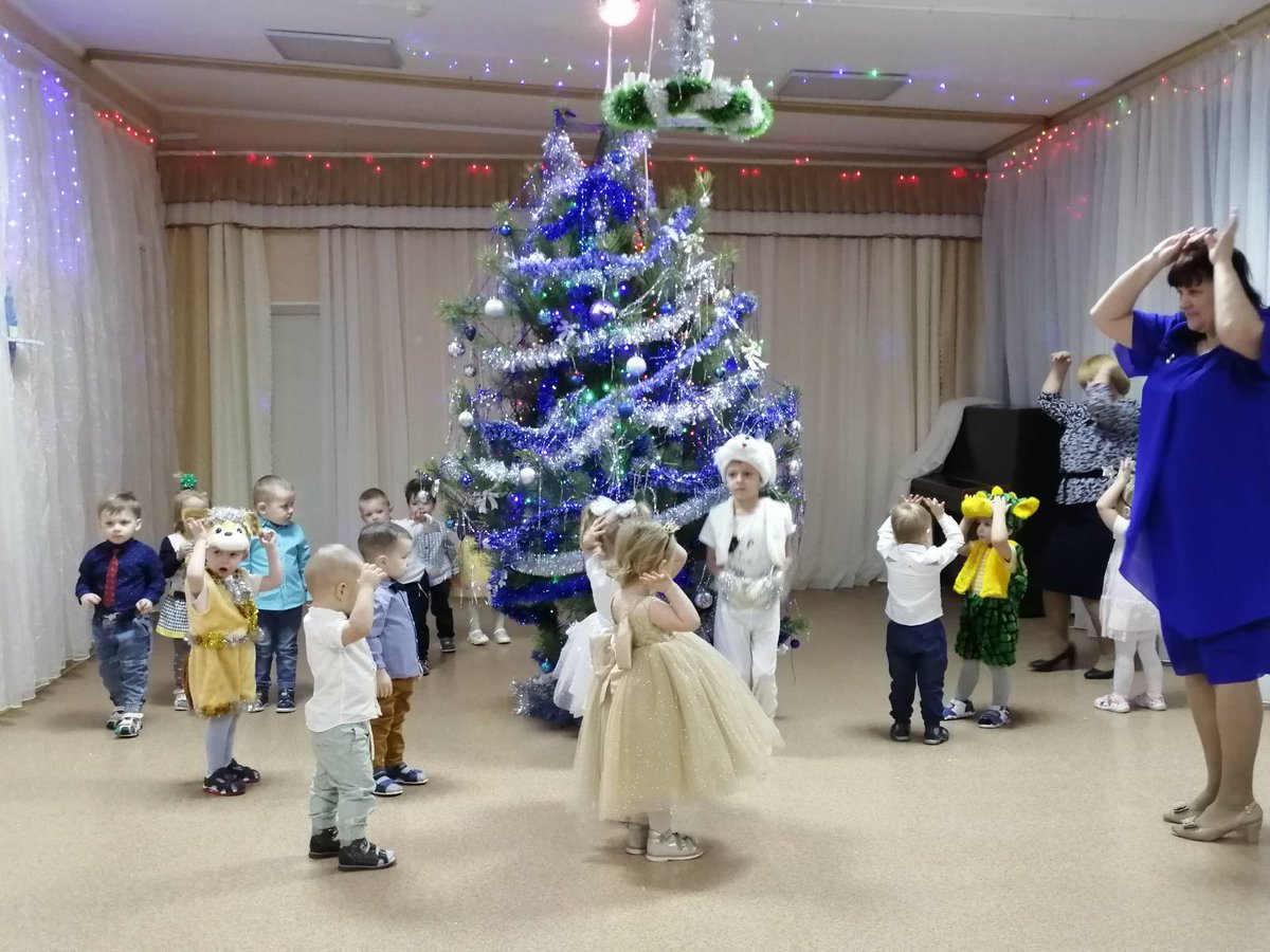 27 декабря в нашем детском саду прошёл Новогодний утренник для самых маленьких ребят. Нарядно украшенный зал встретил детишек веселой новогодней музыкой и яркими огнями.
