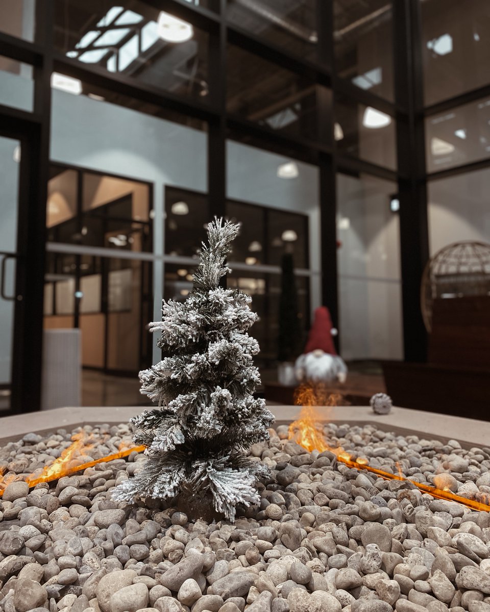 workatcommons's tweet photo. From the @workatcommons team to yours, we want to wish you the merriest of holidays &amp; a happy new year! 🎄 ☃️ See you in 2022, folks!

#happyholidays #workatcommons #kwawesome https://t.co/EflajVWjru