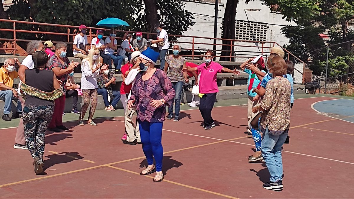 Con mucha alegría y buena música los adultos y adultas mayores de los CSSA 23 de Enero y Pérez Bonalde, disfrutan de actividades recreativas durante el compartir de fin de año. #VenezuelaEnUniónFamiliar #InassEsAlegría @NicolasMaduro @Maga_Vina @pestana_jl @MervinMaldonad0