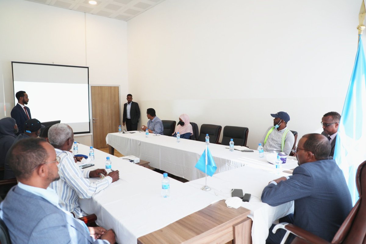 MinisterMOFA's tweet photo. Today with H.E @DuranFarah, Abdulkadir Elmi, DG of IND, Ahmed Moallim, DG of SCAA, Abdinasir Guurey, DG of Airport Authority, Airport Police and NISA chiefs, inspected the MOVCON Terminal after the decision of the FGS to close the terminal and discussed next steps. @4rukun https://t.co/n5BGRYFiYQ