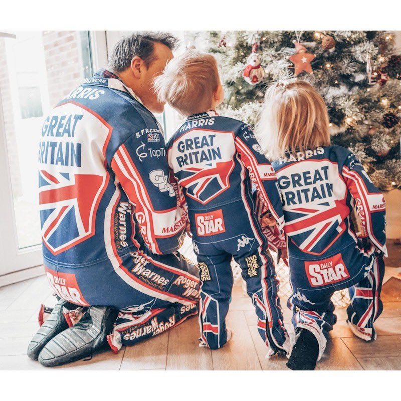 BomberHarris37's tweet image. Me and my 2 mini mes in our matching Team GB race suits 🇬🇧

#replicasuitslikedaddy #sfracewear #teamharris #37 #gbspeedwayteam #speedway