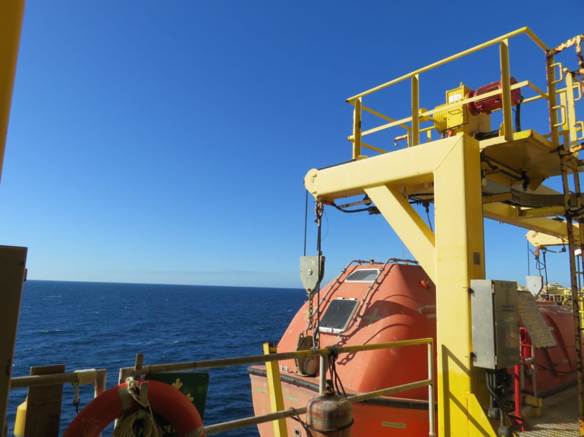 stratoballoon's tweet photo. Image of @RavenAerostar #Thunderhead #HBAL574 obtained from an oil platform in Mexico's Campeche Bank this morning. Of course Mexican media is shouting OVNI! (UFO). https://t.co/euIANLY36Y