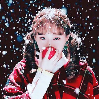 today marks 4 years since Chuu's solo music video for “Heart