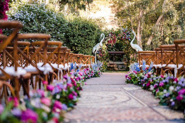 Cranes symbolize beauty, harmony &amp; grace - Purple symbolizes luxury... all sound like winners for an aisle to walk down in our opinion 💜

Decor &amp; Rental: @archiverentals
Coordination: @bluelotusinsights
Venue: <a href="/houdiniestate/">houdini estate</a>
Planner: @hawnayamamoto
DJ:  @secondsong_official
So