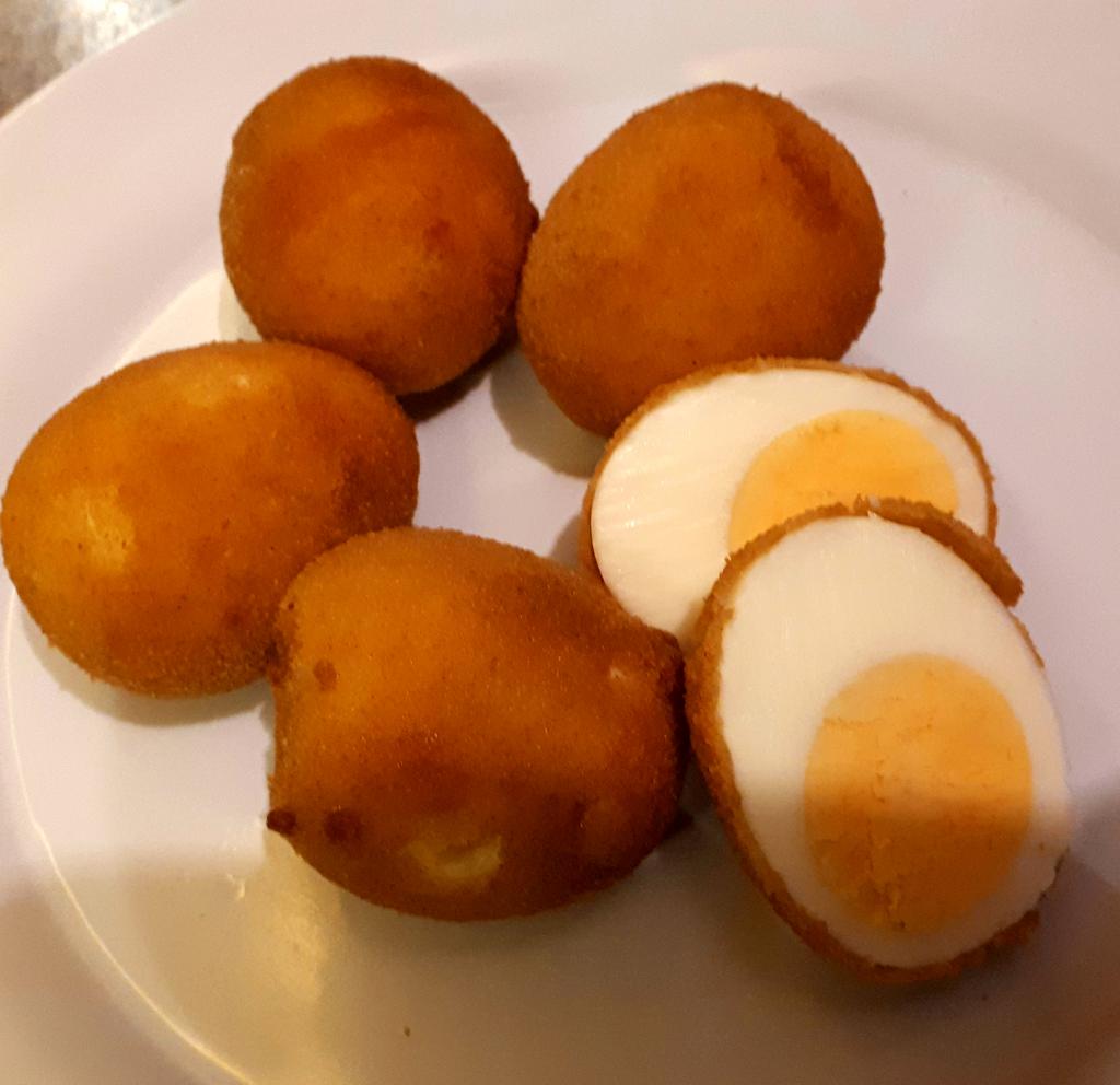 Dunstan26520717's tweet photo. Thanks for the idea @BarneySimon
Came out stellar!
#deepfriedeggs https://t.co/P9Hdw53kRb