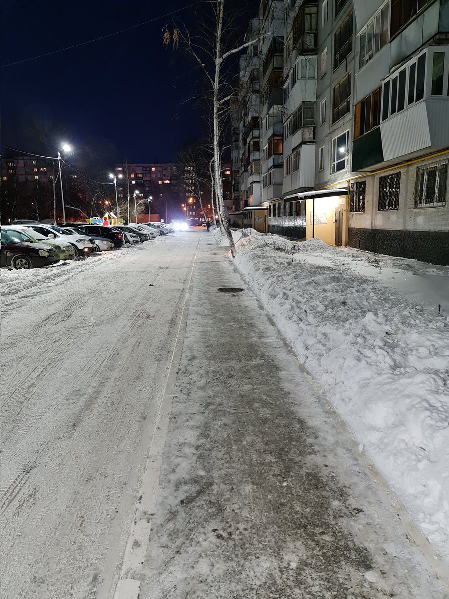 Последствия вчерашнего снегопада успешно устранены, 26.12.21 г. произведена расчистка входных групп и тротуаров, 27.12.21 г. осуществлена механизорованная уборка внутридворового проезда.