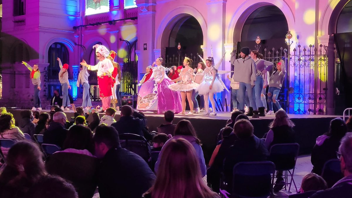 RadioSabadell's tweet photo. Comencen les funcions de 'Somriu al Nadal', la primera versió del musical nadalenc sabadellenc 

📝 https://t.co/KfYemU8VPN https://t.co/8gBOQIbXJn