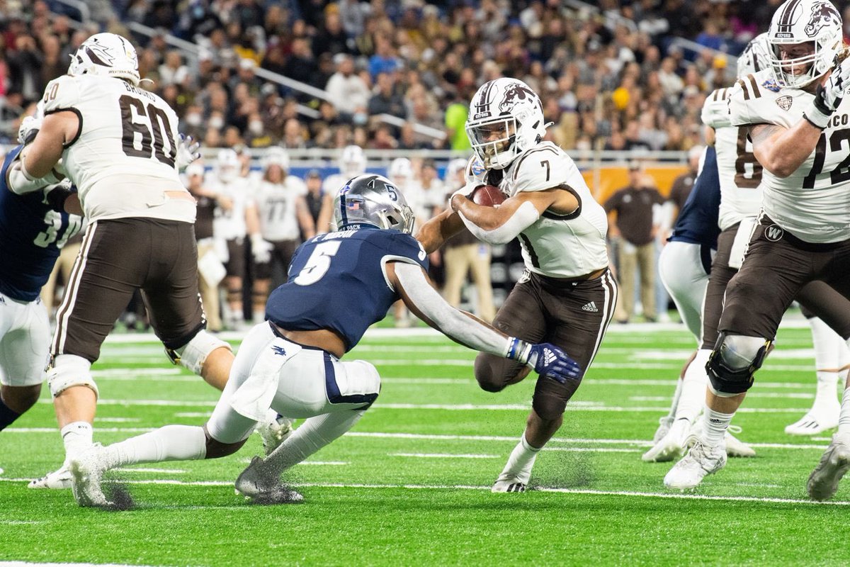 GameAboveBowl's tweet photo. Lots of action in the first half, ready for some more! https://t.co/wnp3N2rCLZ