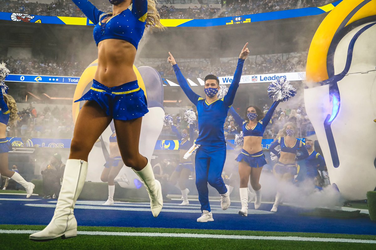 LARamsCheer's tweet photo. Stepping into #VictoryMonday like HELLOOO playoffs! 👋 🏈😄 #LABold https://t.co/t5AdhaRcDb