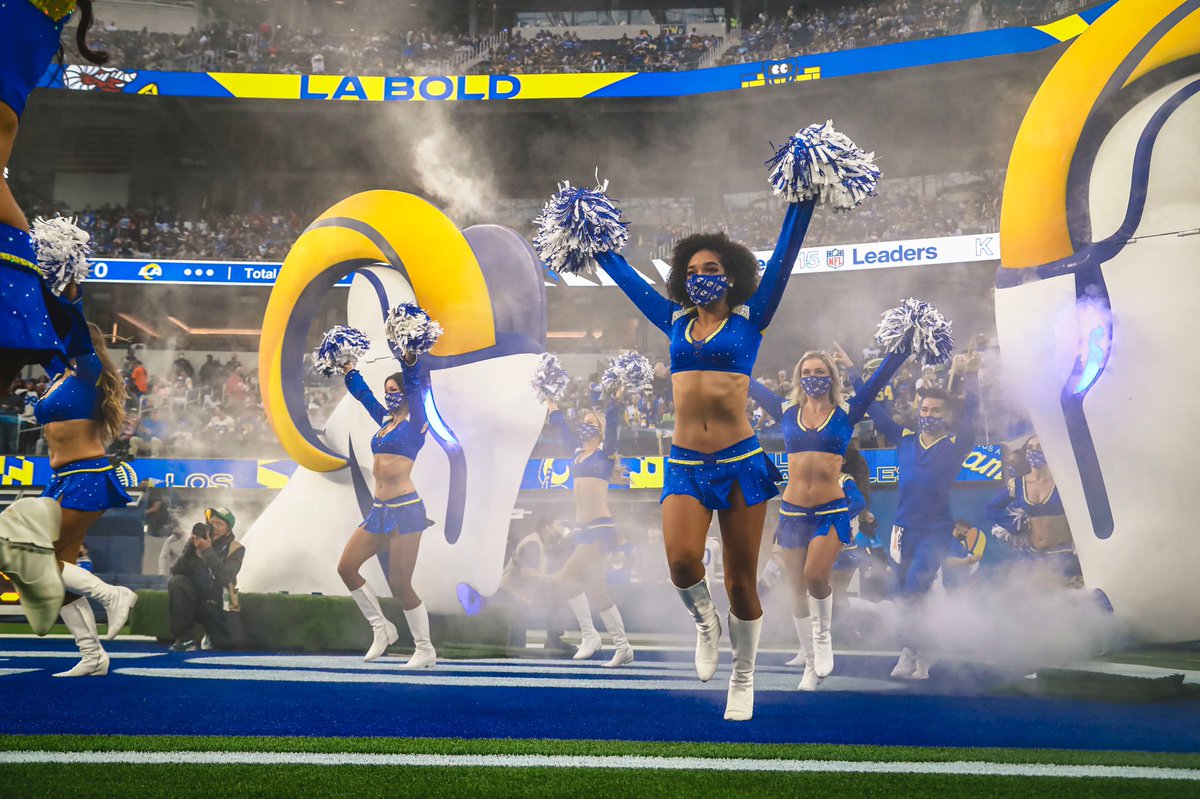 LARamsCheer's tweet photo. Stepping into #VictoryMonday like HELLOOO playoffs! 👋 🏈😄 #LABold https://t.co/t5AdhaRcDb