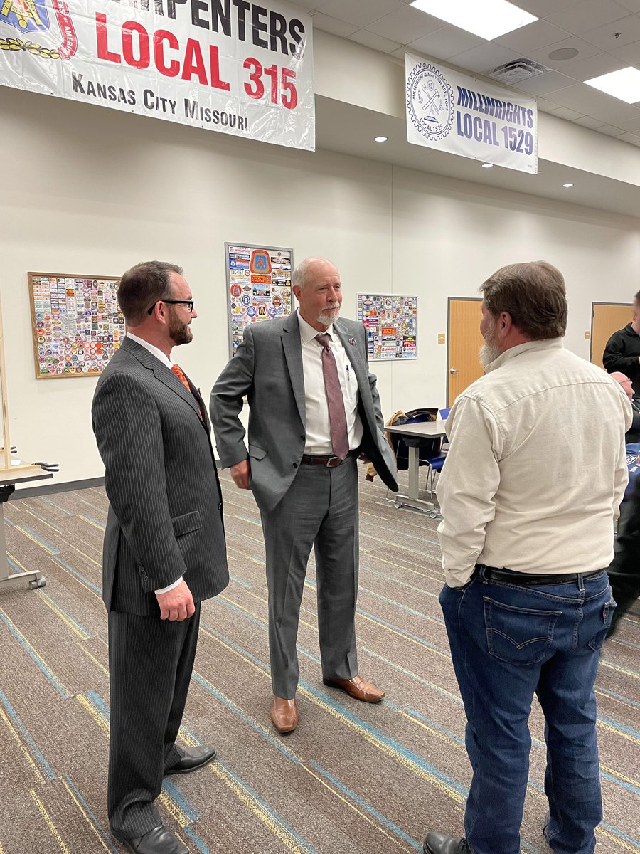 MidAmCarpenters's tweet image. #Local1127 in Kansas City recently held its end of the year meeting and holiday party. During the meeting, KC Councilman @KOneillkcmo stopped by to talk to the members about the Wage Theft ordinance that was approved by the Kansas City Council.

#StopWageTheft #UnionStrong