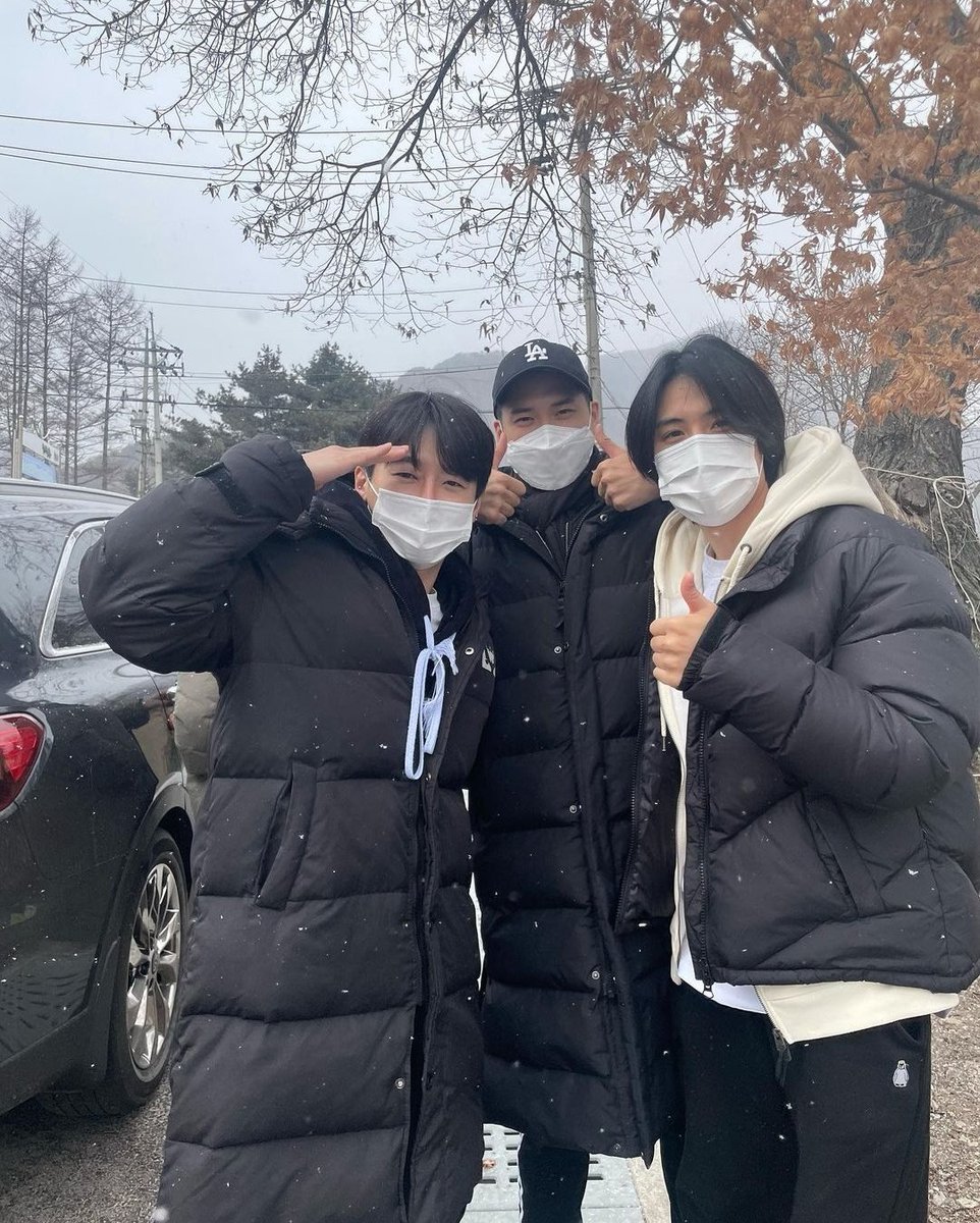 Apb_BetaFR's tweet photo. (INSTAGRAM) - 211227

Junsu, ça fait déjà 10 ans qu'on est ensemble.
Bien sûr je savais que tu partirais un jour mais maintenant que tu es effectivement parti comme ça, je suis un peu patraque..
Il fait froid donc pars te reposer et à ton retour,amusons nous de nouveau sur scène! https://t.co/xSlQ0JRYdM