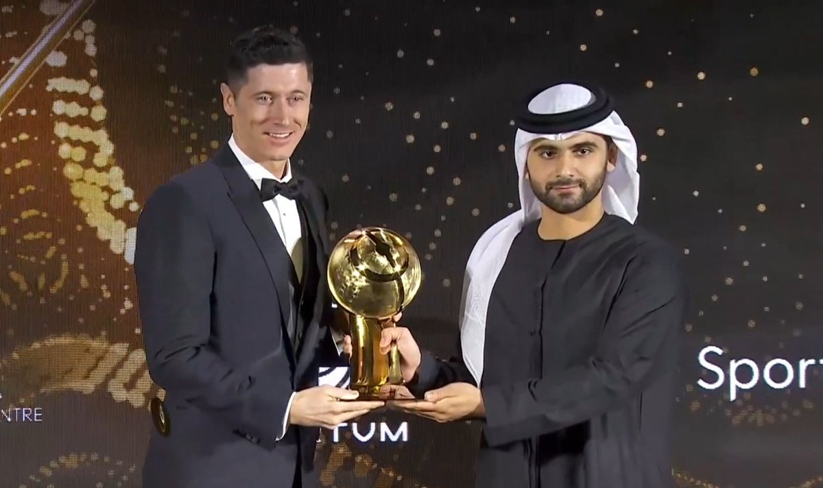 ActuFoot_'s tweet photo. Robert Lewandowski a été élu Joueur de l'année par les supporters aux #GlobeSoccerAwards. 🇵🇱

Mérité. 👏

📸  @iMiaSanMia https://t.co/7wz4cv0wOx