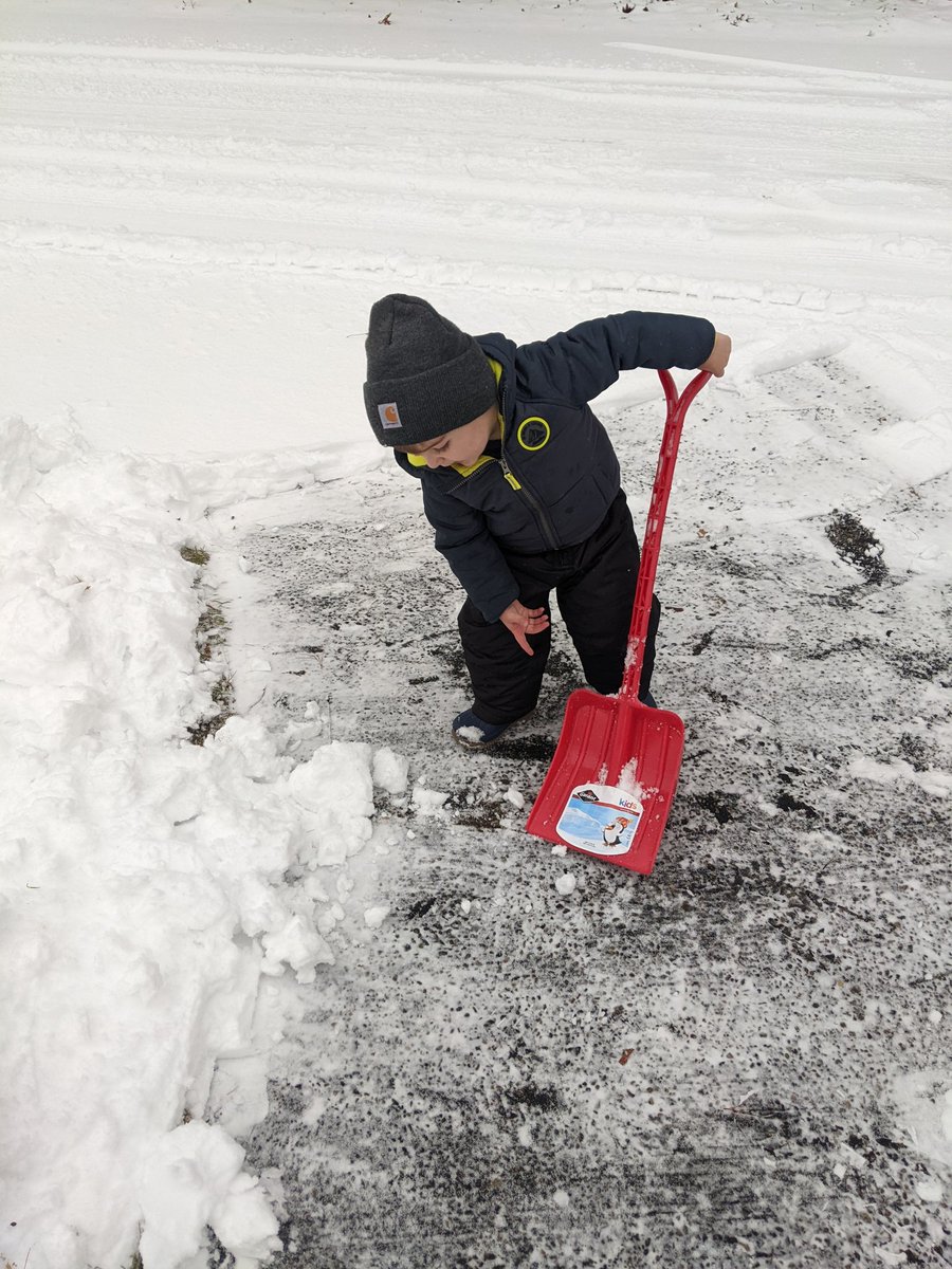 kellekell's tweet photo. This is the cutest thing ever! He just loves helping! #myboy #iloveyou #winter #snow #shovel https://t.co/dnMOIDV7Re