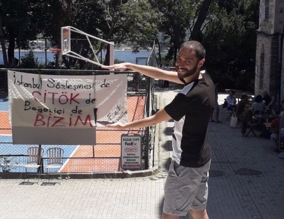 Sıra arkadaşlarımız Berke ve Perit, 83 gündür tutuklular. Kayyum rektörü protesto etmek suç değildir.

Sizi alacağız. Bugün özlemde, yarın özgürlükte!

#BerkeyePeriteÖzgürlük
#BerkeyiPeritiAlacağız
#MücadeleUmuttur