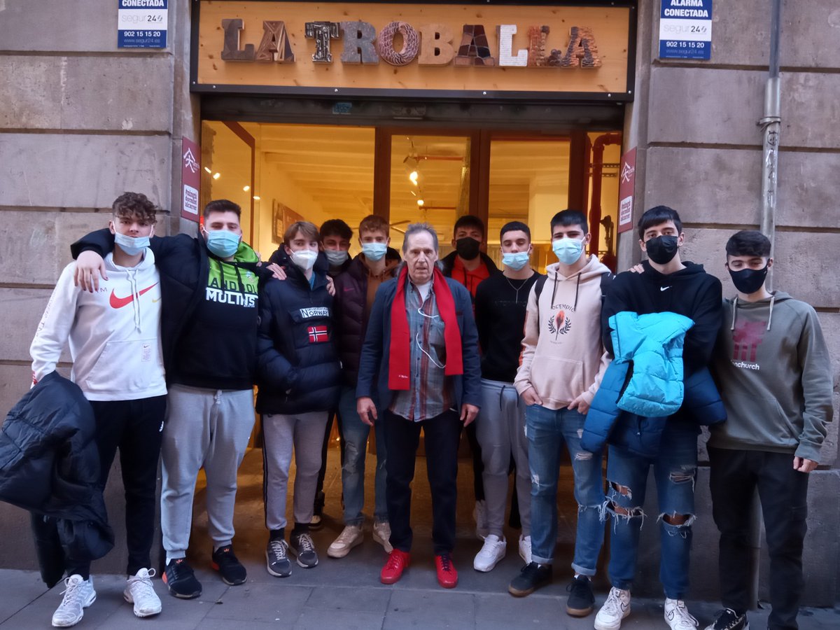 anca949's tweet photo. Avui amb l'equip hem anat a Barcelona i el Hans d'@ArrelsFundacio ens ha ensenyat la cara més invisible de la ciutat.
Equip dins i fora de la pista...
#nototeslapista https://t.co/DaPjPTHSao