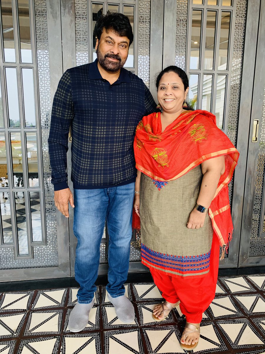 thepremamalini's tweet photo. Whenever I meet this man, Iam just awestruck with his extreme goodness and ever inspiring words. Spent fruitful time with the one and only MEGA STAR today morning. A heart so big and mind so positive 🙏🙏@KChiruTweets https://t.co/9Hhl1Rxtrt