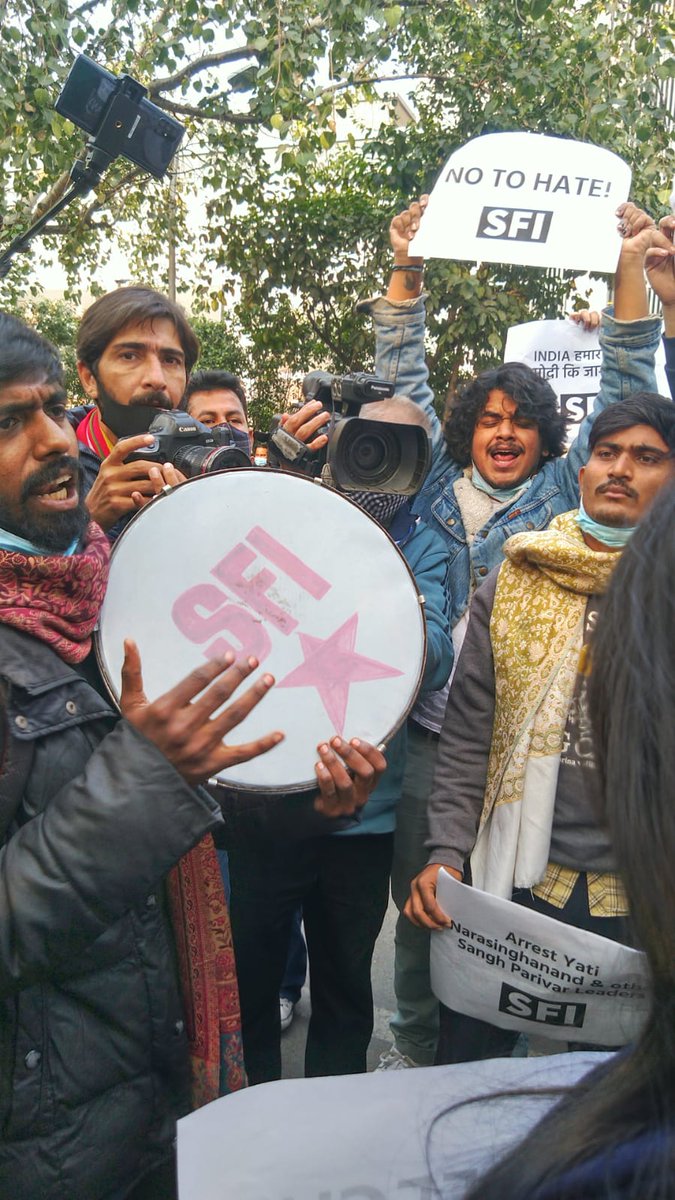 SfiDelhi's tweet photo. SFI protested against the hate speech made at the Haridwar assembly and demands action against Yati Narasinghanand and other Hindutva extremists leaders!

#ArrestHaridwarGenocideMongers
#NoToHate #NoToCommunalism https://t.co/N2a263NmtV