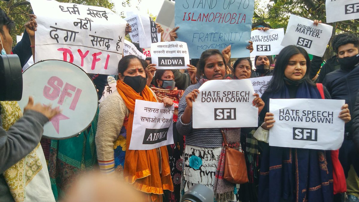 SfiDelhi's tweet photo. SFI protested against the hate speech made at the Haridwar assembly and demands action against Yati Narasinghanand and other Hindutva extremists leaders!

#ArrestHaridwarGenocideMongers
#NoToHate #NoToCommunalism https://t.co/N2a263NmtV