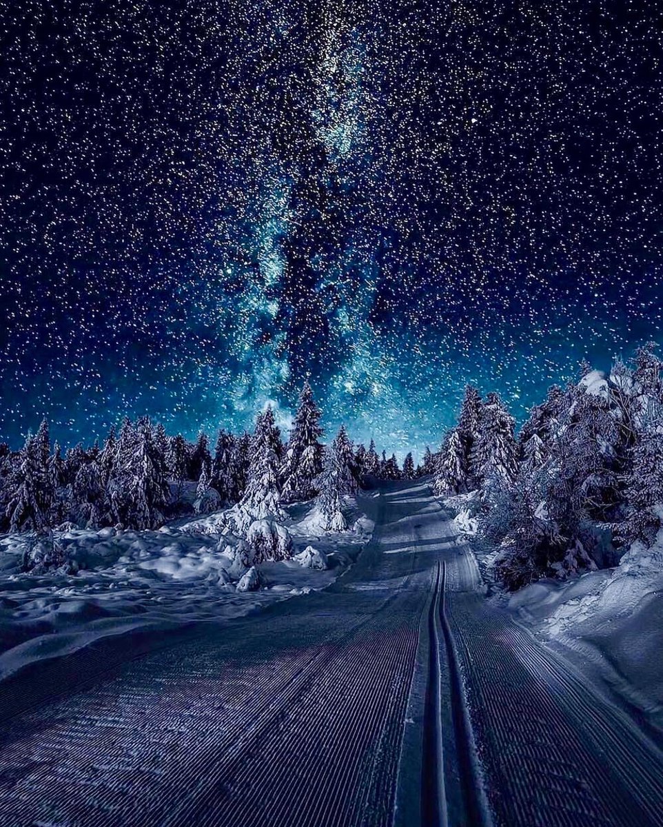 ABC4EXPLORE's tweet image. Scandinavia is such a surreal &amp;amp; magical place… ✨❄️✨ it’s gotta be one of the most beautiful places on Earth! If you haven’t been, you gotta go! The Aurora Borealis will change your life! Absolutely mind-blowing images from @itseriksen in Norway 🇳🇴💙🇳🇴 #auroraborealis