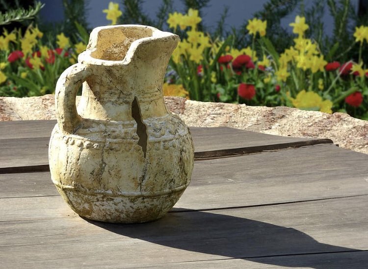 أَجِـدِ الكَـلامَ إذَا نَـطَـقْـتَ فـإِنَّـمَـا 
عَقْلُ الفَتَى فِـي لَفْظِهِ المَسْمُوعِ  
 
كالـمَـرْءِ يَـخْـتَـبِـرُ الإِنَـاءَ بـصَـوْتِـهِ
فَيَرَى الصَّحيحَ بِهِ منَ المَصْدُوعِ

- ابن دراج القسطلي