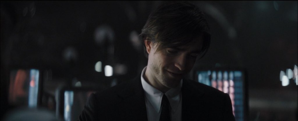 DCComicsARG's tweet photo. ¡NACIÓ PARA ESTO Y ESTÁ A PUNTO DE DEMOSTRARLO!

Robert Pattinson como BRUCE WAYNE en el nuevo trailer de #TheBatman  

❤️🦇 https://t.co/QbR9x7rEie