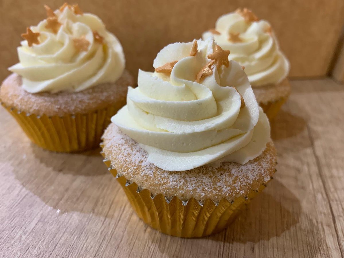 Totally lush! Vanilla Mini Cupcakes topped with white chocolate buttercream 😍🎄 #minicupcake #vanillacupcake #whitechocolate #gift #lurpak #warwick #coventry #solihull #leamingtonspa #kenilworth #homebaker #balsallbusiness ajclassiccakes.com