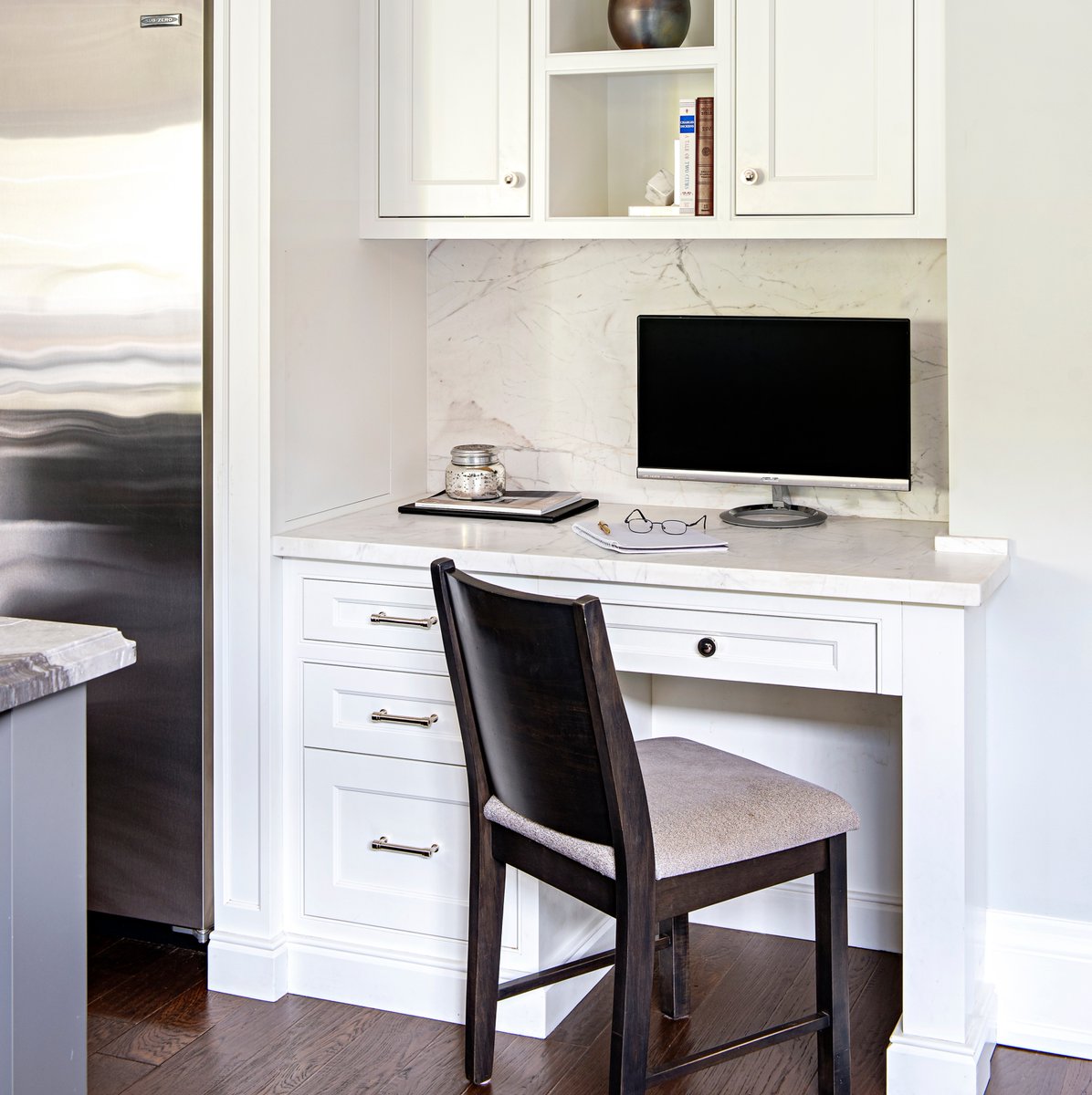 Kateandcodesign's tweet photo. #Kitchens are one of the most-used rooms in your #home, and since many of us find ourselves spending hours in the kitchen each day, why not try incorporating a home office space to elevate functionality! 

#WFH #workfromhome #officedesign #torontodesigner #kateandcodesign https://t.co/RpuqM4L5yD