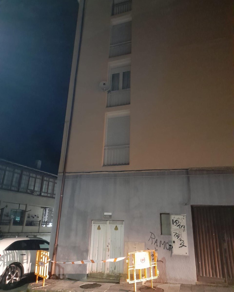 PcRamales's tweet photo. Hoy colocamos unas vallas para que la gente no se acerque a este canalon, mañana sera reparado
Si nos necesitas llama al 1️⃣1️⃣2️⃣ https://t.co/Q1o4DnNVZZ