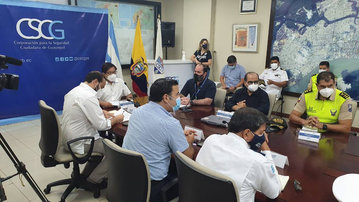 ecuavisa's tweet photo. ÚLTIMA HORA: Guayaquil pasa a alerta 2 y el COE Cantonal anuncia nuevas medidas restrictivas ante el incremento de casos por COVID-19. https://t.co/lHL5BwZfSa https://t.co/lzlVBsdMCA